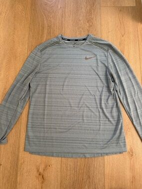 Nike Men’s Long Sleeve Dri-FIT Heathered Light Gray Shirt
